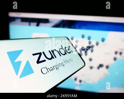 Smartphone mit Logo der spanischen Firma Grupo Easyplader sl (Zunder) auf dem Bildschirm vor der Business-Website. Konzentrieren Sie sich auf die linke Seite des Telefondisplays. Stockfoto