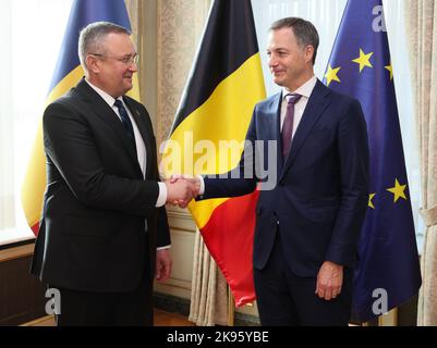 Der rumänische Premierminister Nicolae Ciuca und Premierminister Alexander De Croo im Bild bei einem diplomatischen Treffen im Büro des Premierministers in Brüssel am Mittwoch, den 26. Oktober 2022. BELGA FOTO BENOIT DOPPAGNE Stockfoto