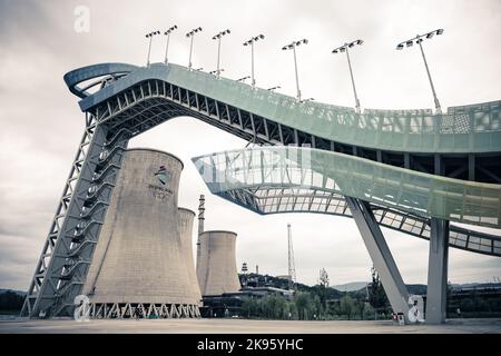 Eine Aufnahme der Big Air-Skisprungschanze der Olympischen Winterspiele 2022 im Shougang Park, Peking, China Stockfoto