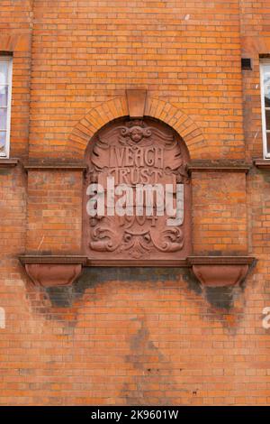 Irland Irland Eire Dublin Plaque Inveagh Trust Building 1904 Gründung von Edward Cecil Guinness 1890 älteste Sozialwohnungs-Wohltätigkeitsorganisation Bride Road Stockfoto