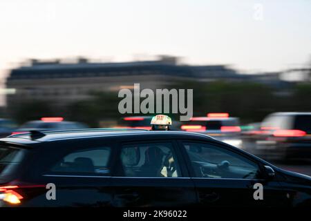 Die Abbildung zeigt ein französisches Taxi (Pariser Taxi G7 oder VTC) in Paris, Frankreich, am 25. Oktober 2022. Foto von Victor Joly/ABACAPRESS.COM Stockfoto