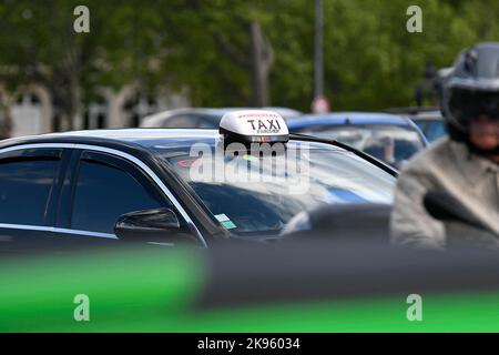 Die Abbildung zeigt ein französisches Taxi (Pariser Taxi G7 oder VTC) in Paris, Frankreich, am 25. Oktober 2022. Foto von Victor Joly/ABACAPRESS.COM Stockfoto