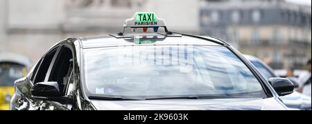 Die Abbildung zeigt eine Nahaufnahme eines französischen Fahrerhausanzeigers (Pariser Taxi G7 des VTC) in Paris, Frankreich, am 25. Oktober 2022. Foto von Victor Joly/ABACAPRESS.COM Stockfoto