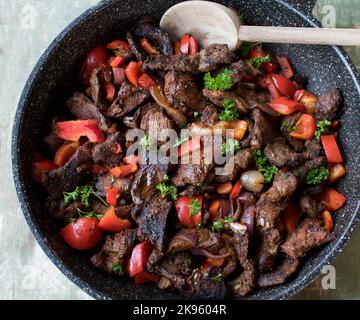 Rindfleisch unter Rühren mit Gemüse in einer Pfanne braten Stockfoto