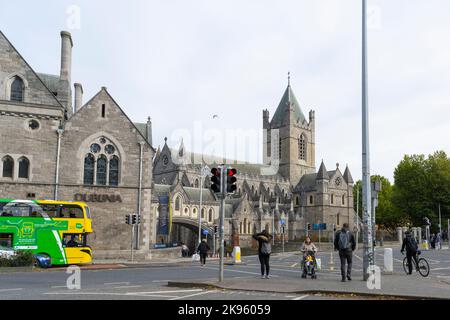 Republik Irland Irland Irland Dublin Christ Church Cathedral c. 1030 Synode Halle jetzt Dublina Viking mittelalterliche Geschichte Museum Buckel zurück Brücke Straßenszene Stockfoto