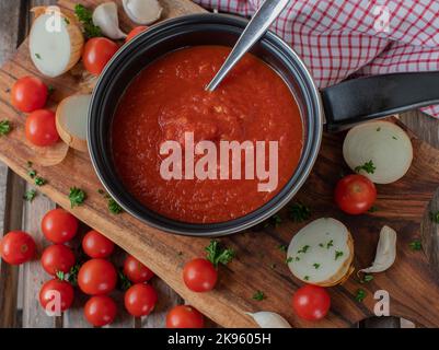 Hausgemachte Tomatensauce in einem Topf Stockfoto
