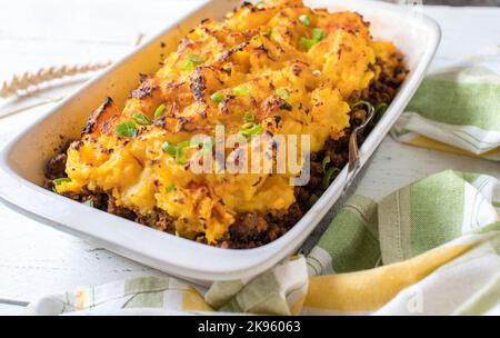 Hackfleisch Kürbis Auflauf auf weißem Hintergrund Stockfoto