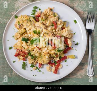 Rührei mit Gemüse auf einem Teller Stockfoto