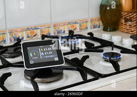 Intelligentes Messgerät auf einem Gaskochfeld mit brennender Flamme Stockfoto