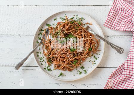 Spaghetti mit Tomatensauce mit Vollkornnudeln und Parmesankäse Stockfoto