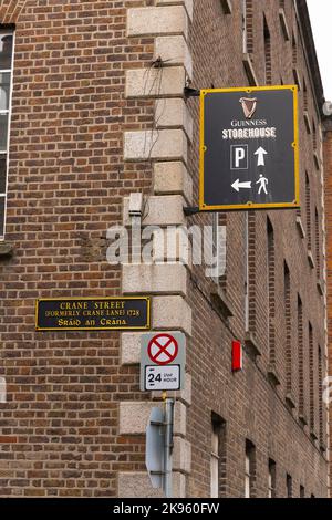 Republik Irland Irland Irland Straßenlandschaft Dublin Wandschilder Guinness Storehouse Fabrikmuseum Parken Fußgänger Crane Street Crane Lane 1728 Stockfoto