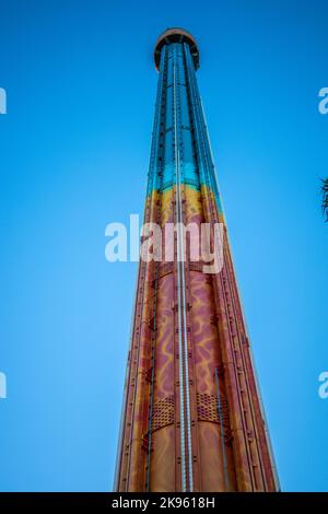 Eine vertikale Aufnahme des Fallturms Fury von Falcon in den Busch Gardens, Tampa Bay, Florida Stockfoto