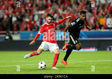 Lissabon, Portugal. 25. Oktober 2022. Rafa Silva aus Benfica (L) lebt mit Alex Sandro von Juventus während des Fußballspiels der UEFA Champions League-Gruppe H zwischen SL Benfica und dem FC Juventus am 25. Oktober 2022 im Luz-Stadion in Lissabon, Portugal. (Bild: © Pedro Fiuza/ZUMA Press Wire) Stockfoto