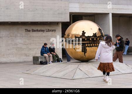 Irland Dublin Trinity College The Berkeley Library Sphere within Sphere Sfera con Sfera Arnaldo Pomodoro 1982/83 Italienischer Mailänder Bildhauer Bronzemekunst Stockfoto