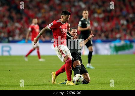 Lissabon, Portugal. 25. Oktober 2022. Enzo Fernandez von Benfica (L) lebt mit Adrien Rabiot von Juventus während des UEFA Champions League-Fußballspiels der Gruppe H zwischen SL Benfica und Juventus FC am 25. Oktober 2022 im Luz-Stadion in Lissabon, Portugal. (Bild: © Pedro Fiuza/ZUMA Press Wire) Stockfoto