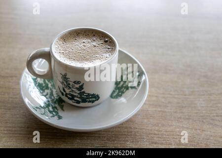 Traditionelle aromatische Kaffee in klassischer kopitiam-Tasse und Untertasse serviert Stockfoto