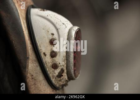 Die Nahaufnahme der roten Lampe einer alten schmutzigen Maschine Stockfoto