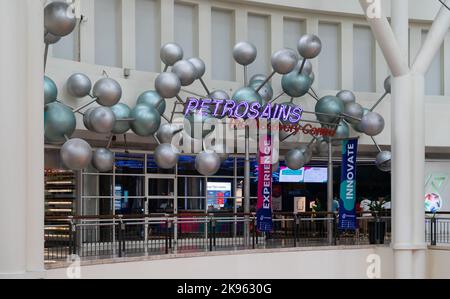 KL,Malaysia - Okt 20,2022 :Scenics Blick auf die Petrosains, das Discovery Center, das im Herzen von KL in Suria KLCC, Petronas Tower liegt. Stockfoto