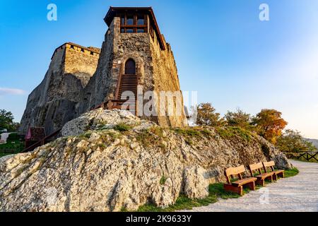 Schloss Visegrad in Ungarn über der Donau mit schönem Sonnenuntergang Stockfoto