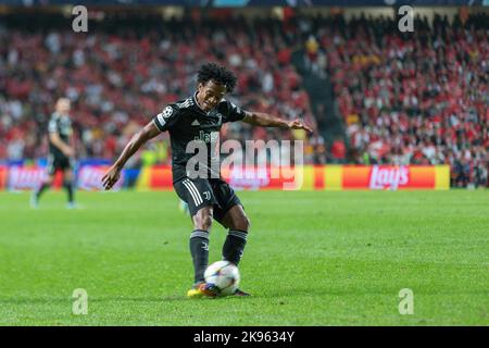 25. Oktober 2022. Lissabon, Portugal. Juventus Verteidiger aus Kolumbien Juan Cuadrado (11) in Aktion während des Spiels der Runde der Gruppe H 5. für die UEFA Champions League, Benfica gegen Juventus Credit: Alexandre de Sousa/Alamy Live News Stockfoto