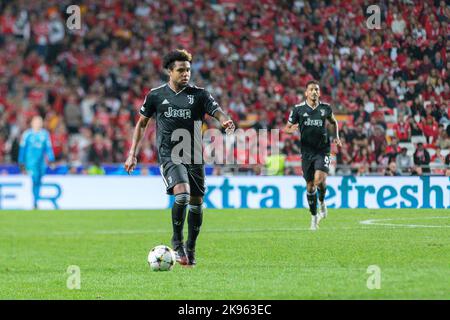 25. Oktober 2022. Lissabon, Portugal. Juventus Mittelfeldspieler aus den USA Weston McKennie (8) in Aktion während des Spiels der Runde der Gruppe H 5. für die UEFA Champions League, Benfica vs Juventus Credit: Alexandre de Sousa/Alamy Live News Stockfoto