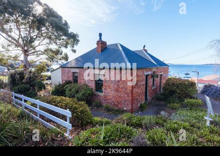 HOBART, AUSTRALIEN - 15. SEPTEMBER 2022: Mariners Cottages und Umgebung rund um die Napoleon St Spielplatz und Park in Battery Point, Hobart, Tasmanien, Stockfoto