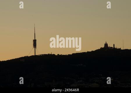 Ein Telekommunikationsturm auf einem Hügel bei Sonnenuntergang Stockfoto