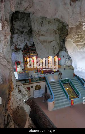 Ipoh, Malaysia - Oktober 2022: Blick auf den Sam Poh Tong Tempel, einen chinesischen Tempel, der am 19. Oktober 2022 in einer Kalksteinhöhle in Ipoh, Malaysia, erbaut wurde. Stockfoto