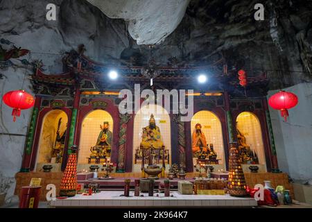 Ipoh, Malaysia - Oktober 2022: Blick auf den Sam Poh Tong Tempel, einen chinesischen Tempel, der am 19. Oktober 2022 in einer Kalksteinhöhle in Ipoh, Malaysia, erbaut wurde. Stockfoto