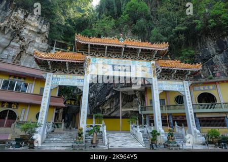 Ipoh, Malaysia - Oktober 2022: Blick auf den Sam Poh Tong Tempel, einen chinesischen Tempel, der am 19. Oktober 2022 in einer Kalksteinhöhle in Ipoh, Malaysia, erbaut wurde. Stockfoto