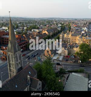 Eine Luftaufnahme der Newport Road, Cardiff, die den Turm der St. James the Great Kirche zeigt Stockfoto