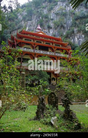 Ipoh, Malaysia - Oktober 2022: Blick auf den Sam Poh Tong Tempel, einen chinesischen Tempel, der am 19. Oktober 2022 in einer Kalksteinhöhle in Ipoh, Malaysia, erbaut wurde. Stockfoto