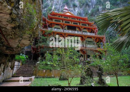 Ipoh, Malaysia - Oktober 2022: Blick auf den Sam Poh Tong Tempel, einen chinesischen Tempel, der am 19. Oktober 2022 in einer Kalksteinhöhle in Ipoh, Malaysia, erbaut wurde. Stockfoto