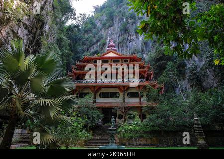 Ipoh, Malaysia - Oktober 2022: Blick auf den Sam Poh Tong Tempel, einen chinesischen Tempel, der am 19. Oktober 2022 in einer Kalksteinhöhle in Ipoh, Malaysia, erbaut wurde. Stockfoto