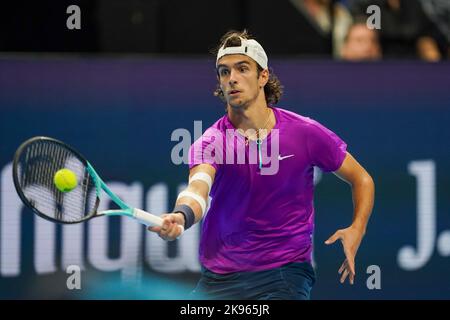 Basel, Schweiz. 26. Oktober 2022. Basel, Schweiz, Oktober 26. 2022: Lorenzo Musetti (ITA) schießt den Ball beim ATP-Tennisturnier Swiss Indoors 500 zwischen Albert Ramos-Vinolas (ESP) und Lorenzo Musetti (ITA) im St. Jakobs-Park in Basel, Schweiz. (Daniela Porcelli /SPP) Quelle: SPP Sport Press Foto. /Alamy Live News Stockfoto