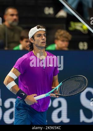 Basel, Schweiz. 26. Oktober 2022. Basel, Schweiz, Oktober 26. 2022: Lorenzo Musetti (ITA) im Einsatz beim ATP-Tennisturnier Swiss Indoors 500 zwischen Albert Ramos-Vinolas (ESP) und Lorenzo Musetti (ITA) im St. Jakobs-Park in Basel, Schweiz. (Daniela Porcelli /SPP) Quelle: SPP Sport Press Foto. /Alamy Live News Stockfoto