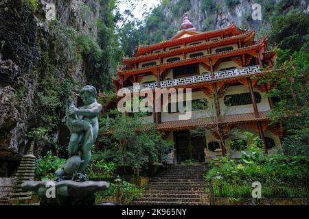 Ipoh, Malaysia - Oktober 2022: Blick auf den Sam Poh Tong Tempel, einen chinesischen Tempel, der am 19. Oktober 2022 in einer Kalksteinhöhle in Ipoh, Malaysia, erbaut wurde. Stockfoto