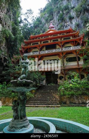 Ipoh, Malaysia - Oktober 2022: Blick auf den Sam Poh Tong Tempel, einen chinesischen Tempel, der am 19. Oktober 2022 in einer Kalksteinhöhle in Ipoh, Malaysia, erbaut wurde. Stockfoto