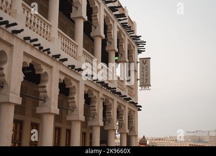 Souq Waqif in Doha, Bundesstaat Katar. Der Souk ist bekannt für den Verkauf von traditionellen Kleidungsstücken, Gewürzen, Kunsthandwerk und Souvenirs. Das Village Restaurant. Stockfoto