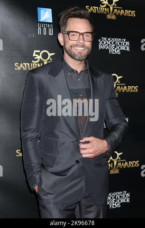 LOS ANGELES - Okt 25: Joel McHale bei den Saturn Awards 50. - Ankunft im Marriott Convention Center am 25. Oktober 2022 in Burbank, CA Stockfoto