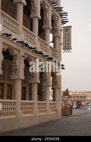 Souq Waqif in Doha, Bundesstaat Katar. Der Souk ist bekannt für den Verkauf von traditionellen Kleidungsstücken, Gewürzen, Kunsthandwerk und Souvenirs. Das Village Restaurant. Stockfoto