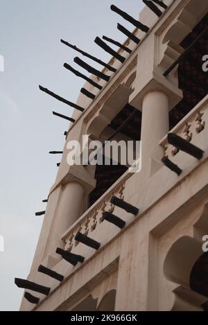 Souq Waqif in Doha, Bundesstaat Katar. Der Souk ist bekannt für den Verkauf von traditionellen Kleidungsstücken, Gewürzen, Kunsthandwerk und Souvenirs. Das Village Restaurant. Stockfoto