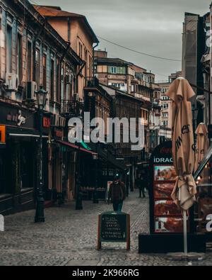 Eine vertikale Aufnahme verschiedener Restaurants in einer engen Straße in der Altstadt von Bukarest Stockfoto