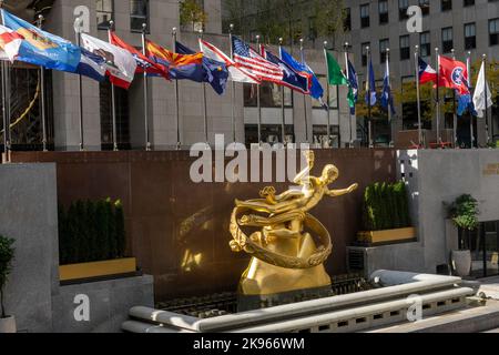 Die ikonische Statue des Prometheus befindet sich im Rockefeller Center Plaza, New York City, USA 2022 Stockfoto