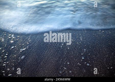 Blick auf den Rand der ankommenden Wellen am Bridlington North Beach Stockfoto