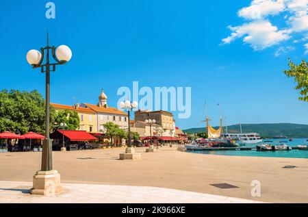 Küstenpromenade der mediterranen Altstadt Krk. Insel Krk, Kroatien Stockfoto