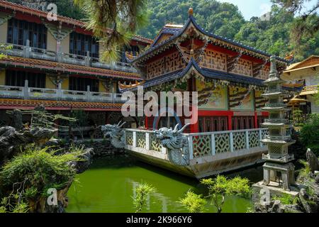 Ipoh, Malaysia - Oktober 2022: Blick auf den Sam Poh Tong Tempel, einen chinesischen Tempel, der am 19. Oktober 2022 in einer Kalksteinhöhle in Ipoh, Malaysia, erbaut wurde. Stockfoto