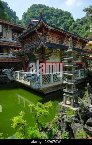 Ipoh, Malaysia - Oktober 2022: Blick auf den Sam Poh Tong Tempel, einen chinesischen Tempel, der am 19. Oktober 2022 in einer Kalksteinhöhle in Ipoh, Malaysia, erbaut wurde. Stockfoto