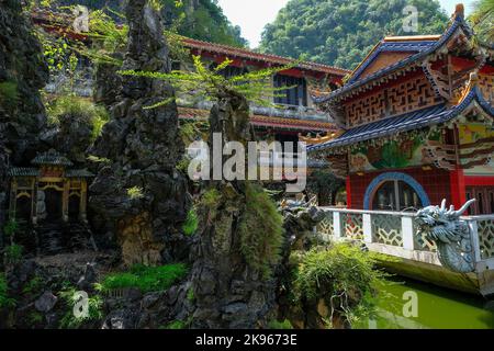 Ipoh, Malaysia - Oktober 2022: Blick auf den Sam Poh Tong Tempel, einen chinesischen Tempel, der am 19. Oktober 2022 in einer Kalksteinhöhle in Ipoh, Malaysia, erbaut wurde. Stockfoto