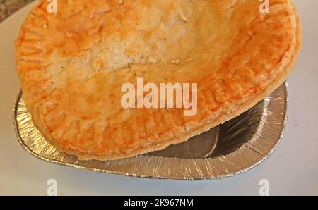 Wigan Lancashire Pie Burger, ein Steak- oder Fleischkuchen auf einem Muffin im Ofen Stockfoto